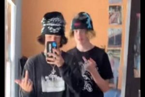 Unleash Baggy Skater Style: Trends & Tips How to Skateboard: A Beginner's Guide to Your First Board & Tricks Unleash Baggy Skater Style: Trends & Tips | How to Skateboard: A Beginner's Guide to Your First Board & Tricks
