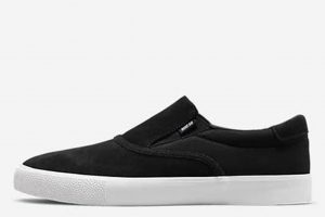 Durable Women's Black Skate Shoes: Style & Performance How to Skateboard: A Beginner's Guide to Your First Board & Tricks Durable Women's Black Skate Shoes: Style & Performance | How to Skateboard: A Beginner's Guide to Your First Board & Tricks